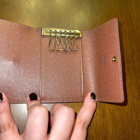 Louis Vuitton 6 Key Holder- Like New - Picture 3 of 7